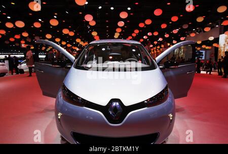 Paris, France. 27 septembre 2012. Photo prise le 27 septembre 2012 montre une voiture du constructeur français Renault exposée au salon de l'auto de Paris 2012 à Paris, France. Le 26 mai, le président français Emmanuel Macron a dévoilé un plan de sauvetage de huit milliards d'euros (8.78 milliards de dollars américains) pour aider à la reprise de l'industrie automobile nationale durement touchée par le blocage de l'anti-coronavirus. Le plan met l'accent sur la production de véhicules écologiques. Crédit: Gao Jing/Xinhua/Alay Live News Banque D'Images