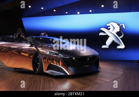 Paris, France. 27 septembre 2012. Photo prise le 27 septembre 2012 montre une voiture du constructeur français Peugeot exposée au salon de l'auto de Paris 2012 à Paris, France. Le 26 mai, le président français Emmanuel Macron a dévoilé un plan de sauvetage de huit milliards d'euros (8.78 milliards de dollars américains) pour aider à la reprise de l'industrie automobile nationale durement touchée par le blocage de l'anti-coronavirus. Le plan met l'accent sur la production de véhicules écologiques. Crédit: Gao Jing/Xinhua/Alay Live News Banque D'Images