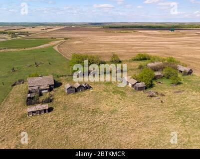 Vue aérienne des anciennes fermes en ruine et autres constructions construites à la fin des années 1800 par les premiers colons des Prairies en Saskatchewan Banque D'Images