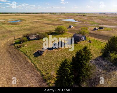 Vue aérienne des anciennes fermes en ruine et autres constructions construites à la fin des années 1800 par les premiers colons des Prairies en Saskatchewan Banque D'Images