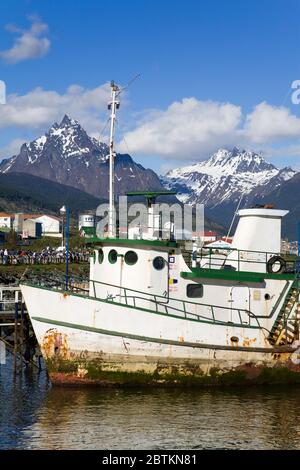 Vieux bateau de pêche dans le port d'Ushuaia, Tierra del Fuego, Patagonie, Argentine Banque D'Images