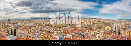 Barcelone - le panorama de la ville avec la vieille cathédrale dans le centre. Banque D'Images