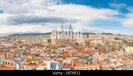 Barcelone - le panorama de la ville avec la vieille cathédrale dans le centre. Banque D'Images