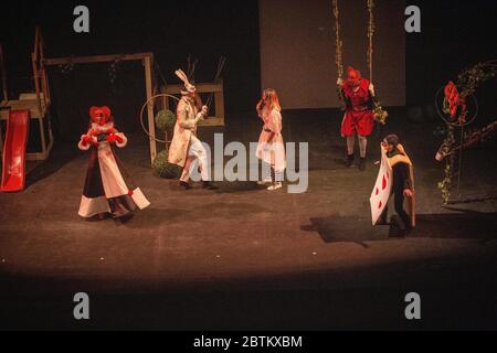 Alice dans le pays des merveilles dans le théâtre Banque D'Images