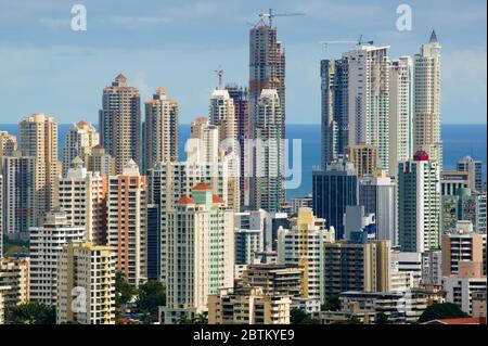 Vue panoramique de la ville de Panama vue depuis le parc métropolitain, République de Panama. Novembre 2007. Banque D'Images