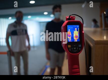 Malaga, Espagne. 26 mai 2020. Une analyse de la température qui prend la température de deux visiteurs à l'entrée du musée pendant l'exposition."de Miro à Barcelo" une exposition au Centre des musées Pompidou après la réouverture de plusieurs musées importants, garantissant des mesures de sécurité telles que masques faciaux, assainisseurs et balayages de température aux entrées du musée. Crédit : SOPA Images Limited/Alamy Live News Banque D'Images