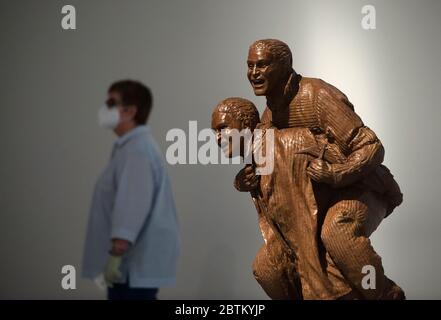 Malaga, Espagne. 26 mai 2020. Une sculpture pendant l'exposition."de Miro à Barcelo" une exposition au Centre des musées Pompidou après la réouverture de plusieurs musées importants, garantissant des mesures de sécurité telles que masques faciaux, assainisseurs et analyses de température aux entrées du musée. Crédit : SOPA Images Limited/Alamy Live News Banque D'Images