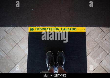 Malaga, Espagne. 26 mai 2020. Un tapis désinfectant vu à l'entrée du Centre d'art contemporain pendant l'exposition."de Miro à Barcelo" une exposition au Centre des musées Pompidou après la réouverture de plusieurs musées importants, garantissant des mesures de sécurité telles que masques, assainisseurs et analyses de température aux entrées du musée. Crédit : SOPA Images Limited/Alamy Live News Banque D'Images