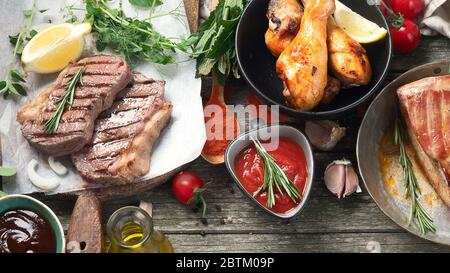 Différents types de viandes grillées sur une table rustique en bois. Vue de dessus Banque D'Images