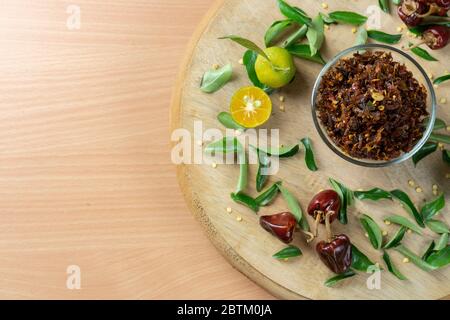 Pâte de Chili épicée avec poivrons et citron vert sur bois de bacterre Banque D'Images