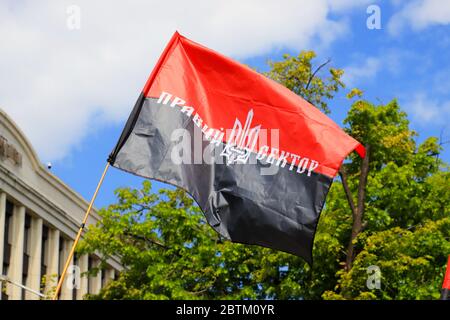 Drapeau ukrainien patriotique noir rouge avec l'inscription en ukrainien - secteur droit et armoiries de l'Ukraine en signe de main. Symbole national Banque D'Images