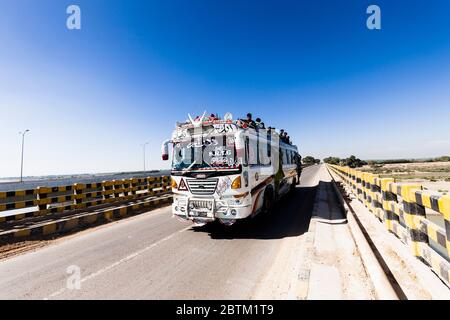 Pont de la vieille ville de Thatta-Sujawal au-dessus de la rivière Indus près de Thatta, Thatta, province du Sindh, Pakistan, Asie du Sud, Asie Banque D'Images