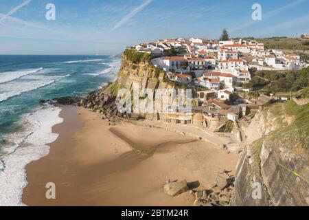 Petite ville portugaise de bord de mer Azenhas do Mar pendant Low Tide Banque D'Images