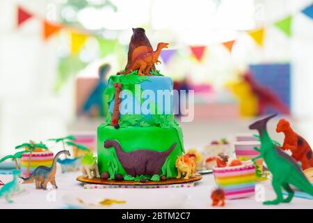 Gateau D Anniversaire A Theme Dinosaure Photo Stock Alamy