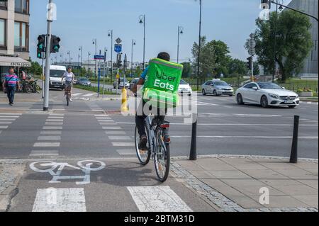 VARSOVIE, POLNAD - 15 juin 2019 : courrier de livraison cyclique UberEATS. Uber mange la livraison en cours dans la rue Varsovie - Pologne. UberEATS est en ligne alimentation ORD Banque D'Images