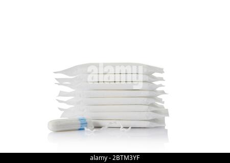 tampons hygiéniques menstruels et tampon de coton sur fond blanc. Produits d'hygiène féminine Banque D'Images
