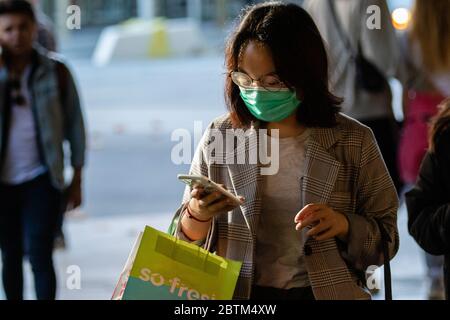 Melbourne, Australie, 26 mai 2020. Une femme est vue porter un masque facial regardant son téléphone dans le CBD comme les restrictions coronavirus se soulatent à travers Melbourne, Australie. Alors que Brendan Murphy, le Chief médial Officer australien, recommande aux personnes en bonne santé de porter des masques faciaux en public en raison du risque plus élevé de capturer COVID-19, beaucoup choisissent encore de les porter. Crédit : Dave Hewitt/Alamy Live News Banque D'Images