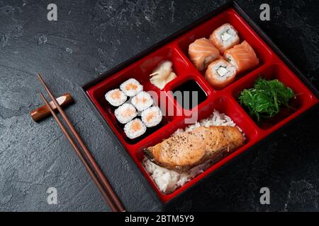 Boîte à lunch à bento japonaise avec baguettes. Concept de nourriture saine ou de livraison Banque D'Images