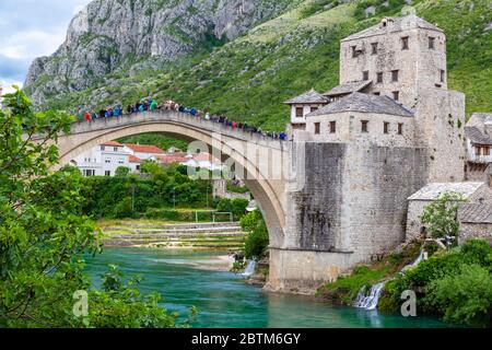 Vieux pont au-dessus de la Neretva à Mostar, Bosnie et Herzégovine Banque D'Images