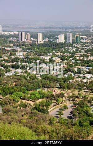 Vue sur la ville d'Islamabad, depuis Daman-e-Koh, jardin au sommet d'une colline. Margala Hills, Islamabad, Islamabad, territoire de la capitale, Pakistan, Asie du Sud, Asie Banque D'Images