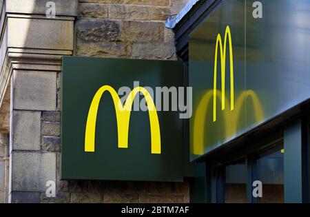 Logo McDonald's. Stricklandgate, Kendal, Cumbria, Angleterre, Royaume-Uni, Europe. Banque D'Images