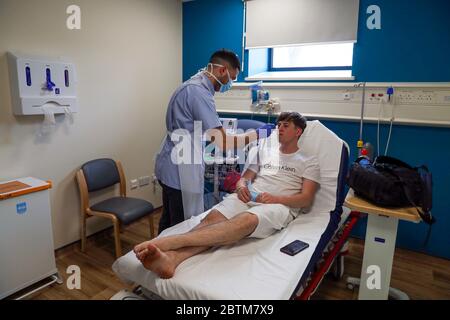 Le patient Chay Godfrey est traité par l'infirmière Elia Sarno au service des urgences de l'hôpital de Wexham Park près de Slough. Date de la photo: 22/5/2020. Banque D'Images