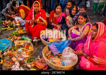 katmandou,Népal - novembre 1,2019: Femmes hindoues népalaises avec l'habillage traditionnel pendant la Fête du Chhath Puja à Katmandou. Banque D'Images