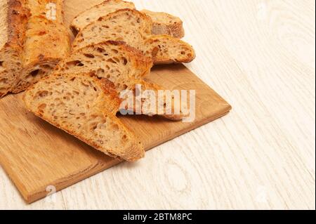 Loafs de sarrasin français tranchés en morceaux sur une planche de bois Banque D'Images