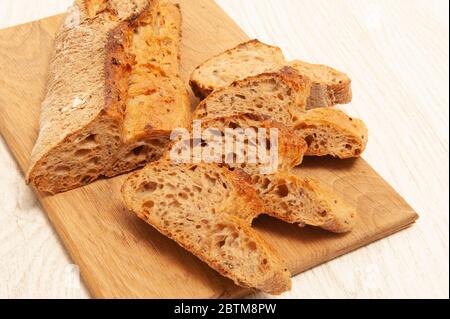 Loafs de sarrasin français tranchés en morceaux sur une planche de bois Banque D'Images