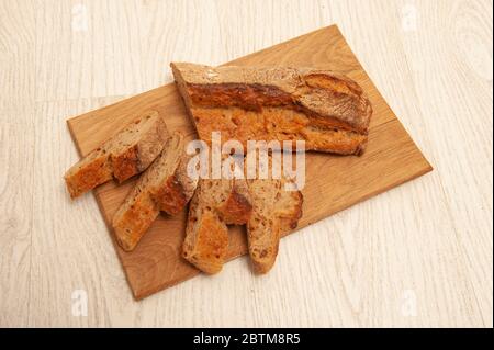 Loafs de sarrasin français tranchés en morceaux sur une planche de bois Banque D'Images