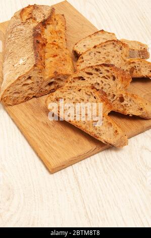 Loafs de sarrasin français tranchés en morceaux sur une planche de bois Banque D'Images