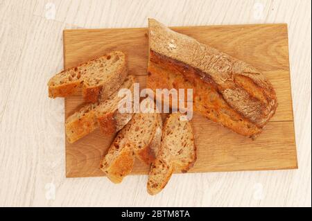 Loafs de sarrasin français tranchés en morceaux sur une planche de bois Banque D'Images