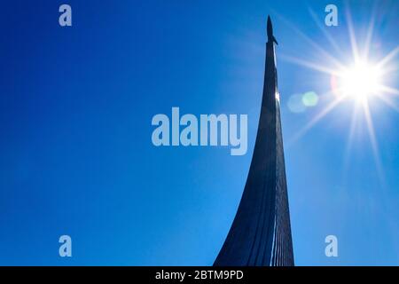 Haut de Rocket Monument aux conquérants de l'espace avec soleil et ciel bleu à Moscou, Russie. Banque D'Images