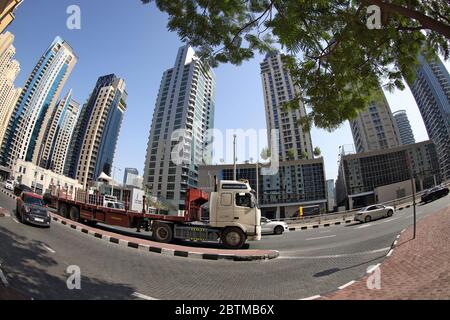 Dubaï, Émirats arabes Unis - 28 mars 2020 : circulation automobile dans la rue de la capitale construite avec des immeubles résidentiels de grande hauteur. grand angle de 15 mm Banque D'Images