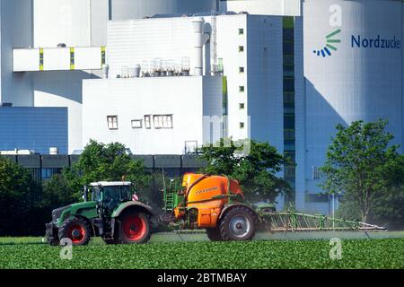 Klein Wanzleben, Allemagne. 27 mai 2020. Silos de Nordzucker AG dans la région de Börde. Devant eux, un tracteur fertilise un champ. Nordzucker présente les chiffres de l'exercice 2019/2020 lors d'une conférence de presse sur le bilan en ligne le 27 mai 2020. Le bilan ne devrait pas encore refléter la crise corona actuelle. Credit: Klaus-Dietmar Gabbert/dpa-Zentralbild/dpa/Alay Live News Banque D'Images