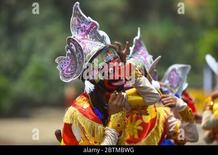 Malang, Java oriental / Indonésie - décembre 3 2017 : les danseurs de Bapang fixent leurs masques sur la plage d'Ungapan, Java oriental Banque D'Images