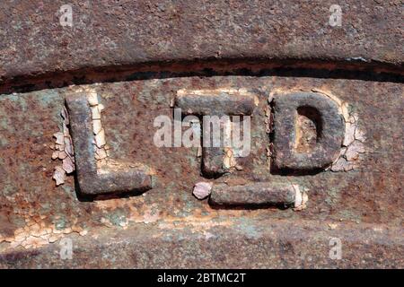 Lettres LTD sur la surface rouillée d'une vieille machineries rétro. Son symbole de société anonyme, une classe de société dans plusieurs pays avec un liabi limité Banque D'Images