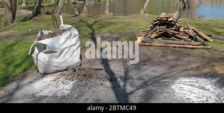 Au printemps, les agriculteurs brûlent de l'herbe sèche et des déchets. Le frêne est utilisé comme engrais pour le jardin. Avril ensoleillé jour paysage panoramique Banque D'Images