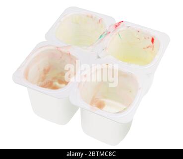 Ouvrez les tasses en plastique blanc vide pour fruits yaourt avec sucreries. Isolé sur blanc studio food macro Banque D'Images