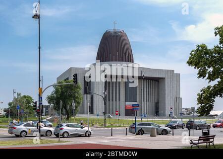 Varsovie, Pologne - 15 juin 2019 : Temple de la Divine Providence ou Swiatynia Opatrznosci Bozej, église catholique romaine à Wilanow, quartier de Varsovie Banque D'Images