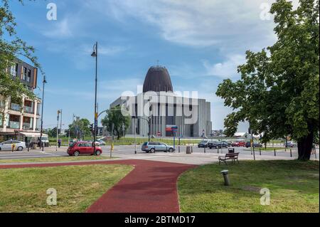 Varsovie, Pologne - 15 juin 2019 : Temple de la Divine Providence ou Swiatynia Opatrznosci Bozej, église catholique romaine à Wilanow, quartier de Varsovie Banque D'Images