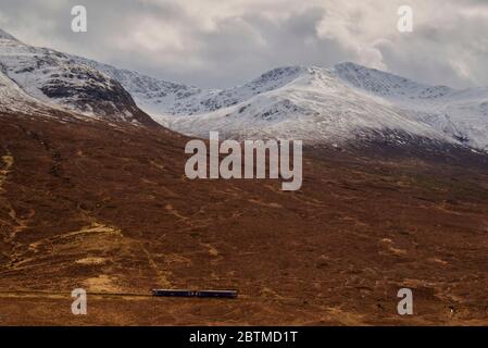 Train ScotRail sur la ligne Kyle de Lochalsh, Highland Scotland Banque D'Images