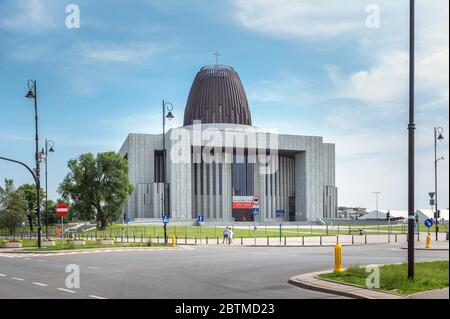 Varsovie, Pologne - 15 juin 2019 : Temple de la Divine Providence ou Swiatynia Opatrznosci Bozej, église catholique romaine à Wilanow, quartier de Varsovie Banque D'Images