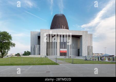 Varsovie, Pologne - 15 juin 2019 : Temple de la Divine Providence ou Swiatynia Opatrznosci Bozej, église catholique romaine à Wilanow, quartier de Varsovie Banque D'Images