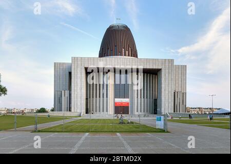Varsovie, Pologne - 15 juin 2019 : Temple de la Divine Providence ou Swiatynia Opatrznosci Bozej, église catholique romaine à Wilanow, quartier de Varsovie Banque D'Images