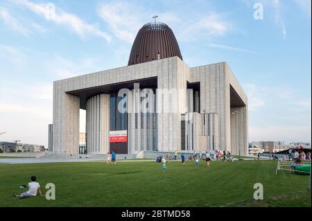 Varsovie, Pologne - 15 juin 2019 : Temple de la Divine Providence ou Swiatynia Opatrznosci Bozej, église catholique romaine à Wilanow, quartier de Varsovie Banque D'Images
