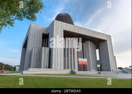 Varsovie, Pologne - 15 juin 2019 : Temple de la Divine Providence ou Swiatynia Opatrznosci Bozej, église catholique romaine à Wilanow, quartier de Varsovie Banque D'Images