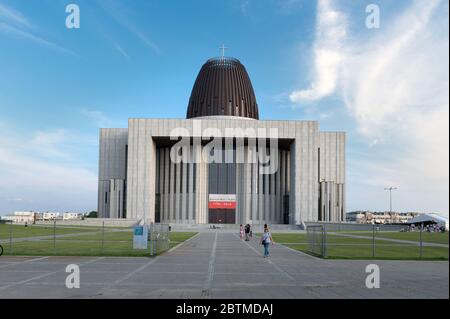 Varsovie, Pologne - 15 juin 2019 : Temple de la Divine Providence ou Swiatynia Opatrznosci Bozej, église catholique romaine à Wilanow, quartier de Varsovie Banque D'Images