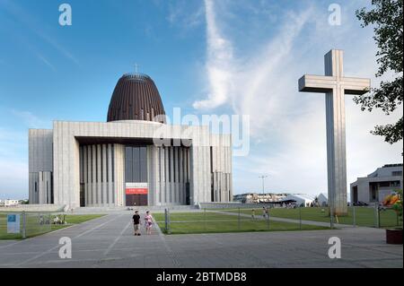 Varsovie, Pologne - 15 juin 2019 : Temple de la Divine Providence ou Swiatynia Opatrznosci Bozej, église catholique romaine à Wilanow, quartier de Varsovie Banque D'Images