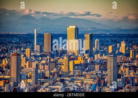 Japon, Tokyo, Ikebukuro District Skyline, Sunshine Bldg. Banque D'Images